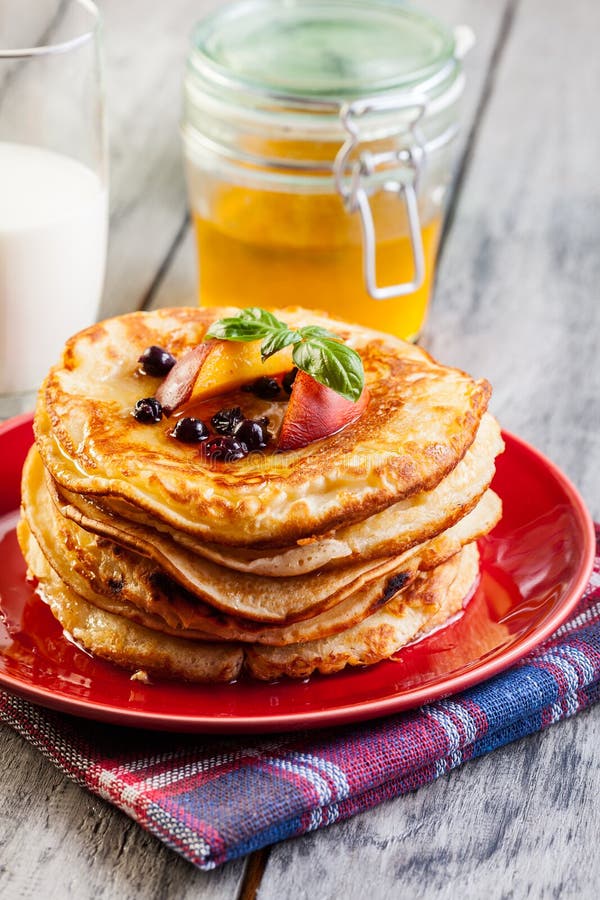 Pfannkuchen Mit Honig, Frucht Und Glas Milch Stockfoto - Bild von ...