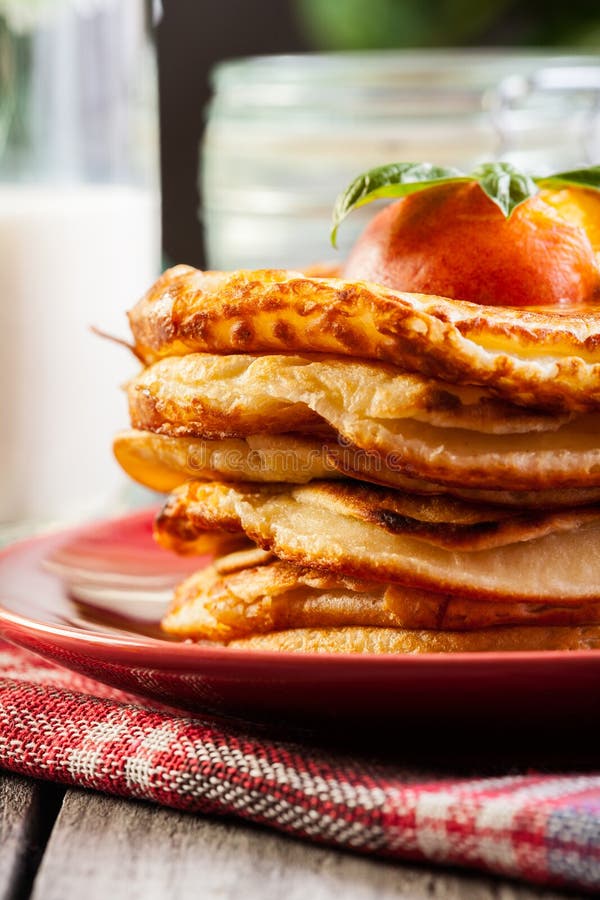 Pfannkuchen Mit Honig, Frucht Und Glas Milch Stockfoto - Bild von gold ...