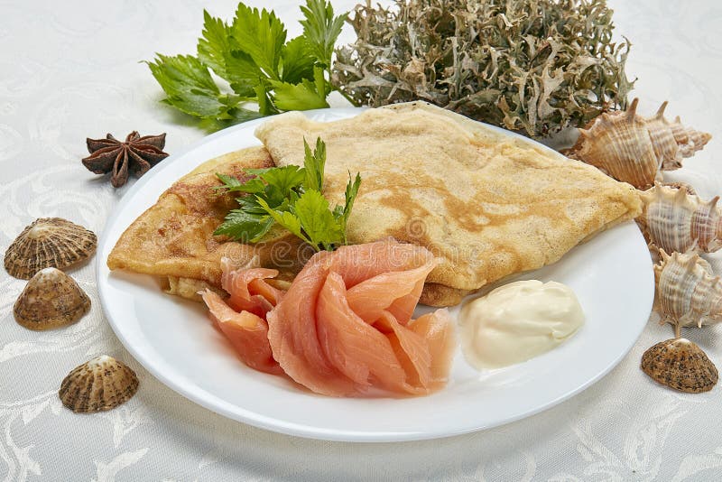Pfannkuchen mit Lachsen lizenzfreies stockbild Pfannkuchen mit Lachsen lizenzfreies stockbild