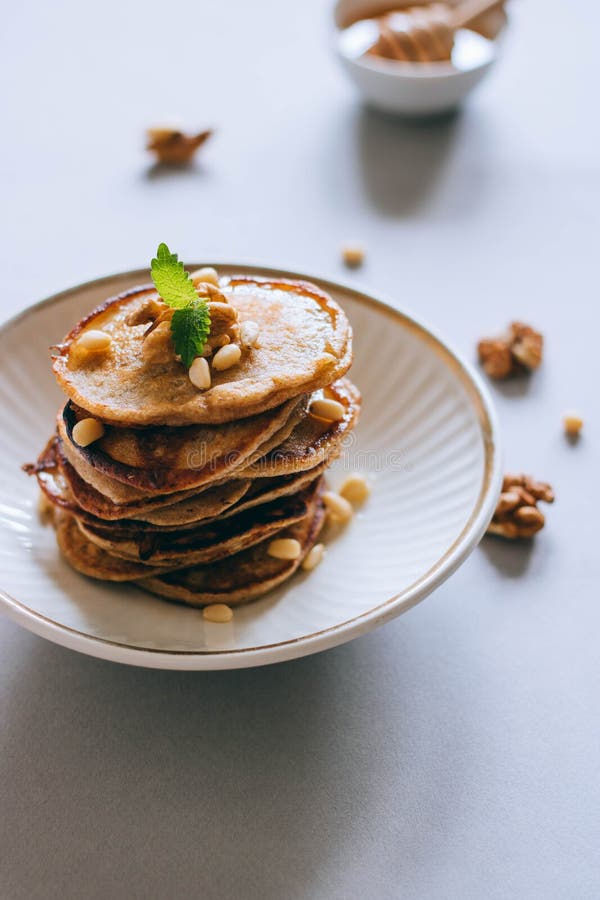 Pfannkuchen mit Nüssen und Honig lizenzfreies stockbild Pfannkuchen mit Nüssen und Honig lizenzfreies stockbild