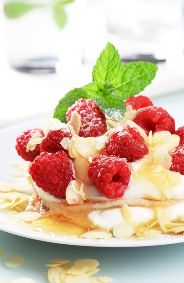 Pfannkuchen mit Quark und Himbeeren stockfoto Pfannkuchen mit Quark und Himbeeren stockfoto