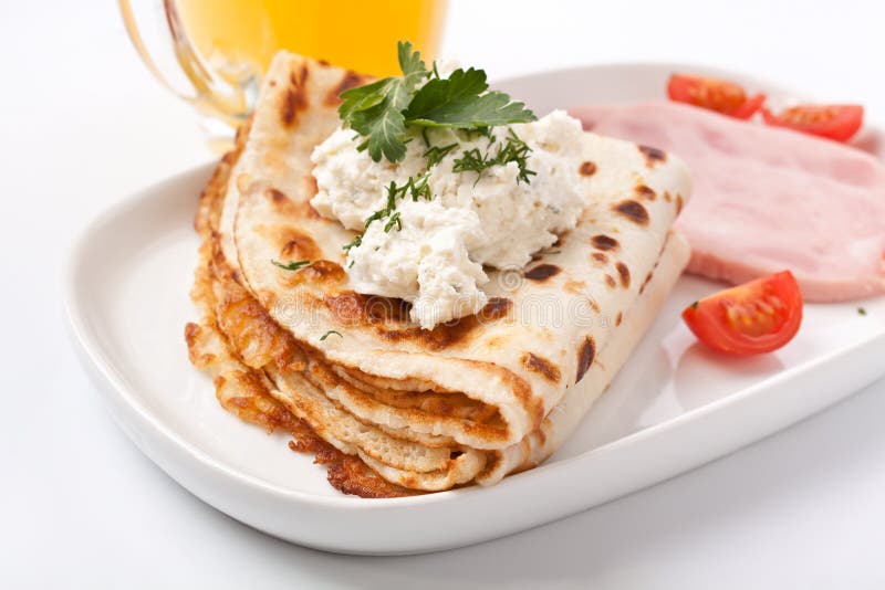 Pfannkuchen Mit Sahne Und Erdbeeren Stockfoto - Bild von frühstück ...