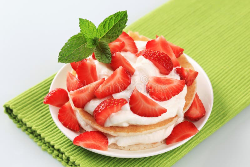 Pfannkuchen Mit Sahne Und Erdbeeren Stockfoto - Bild von frühstück ...