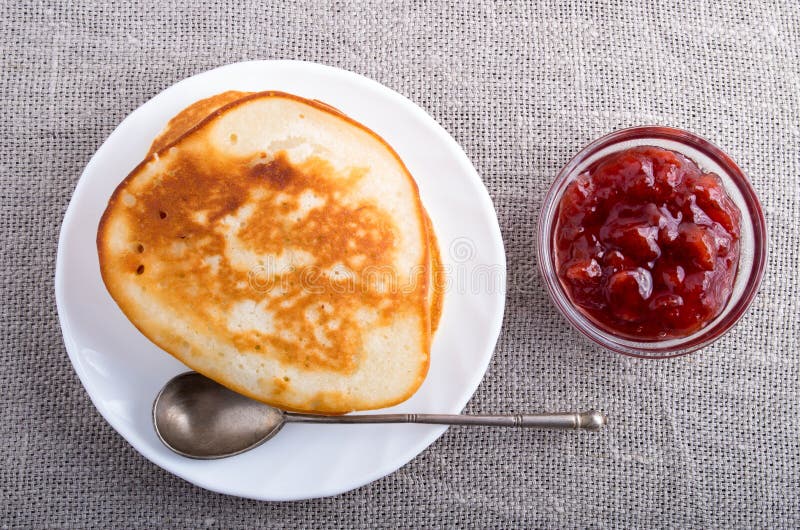 Pfannkuchen Und Eine Glasschale Mit Erdbeermarmelade Stockbild - Bild ...