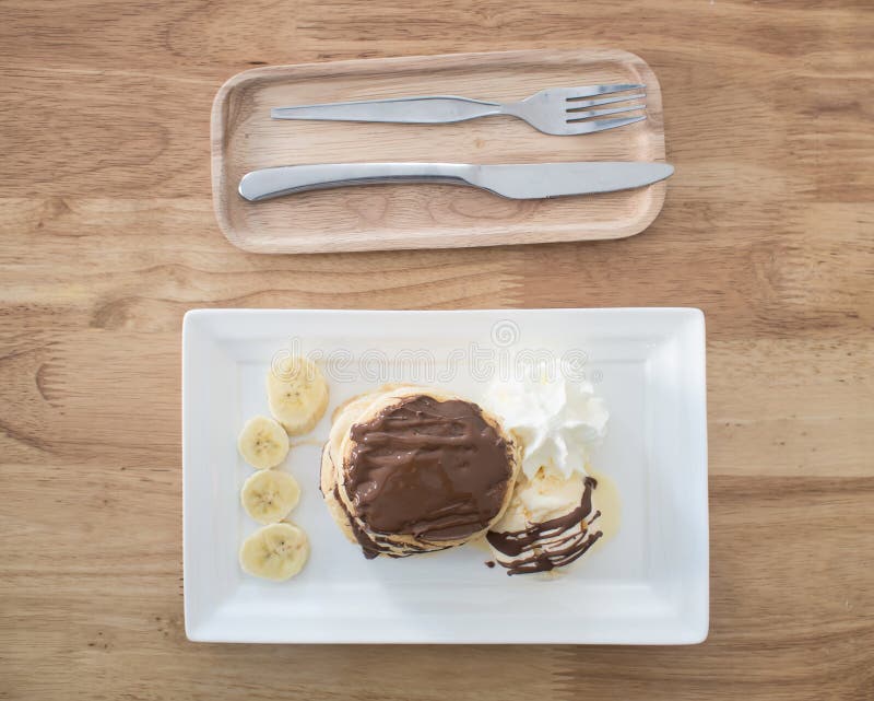 Pfannkuchen und Vanilleeis mit Schokoladensirupbelag lizenzfreies stockbild Pfannkuchen und Vanilleeis mit Schokoladensirupbelag lizenzfreies stockbild