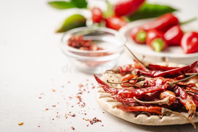 Frisches und pulvriges rotes Chili Pfeffermuster auf weißem Hintergrund