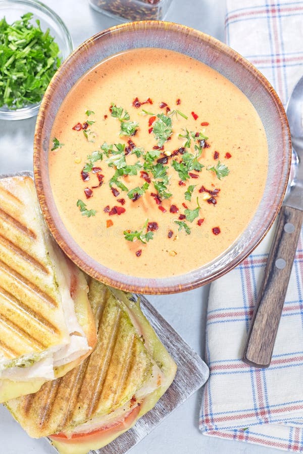 Pfeffercremesuppe aus roter Glocke mit gegrillter Putenkuppe oben Panini lizenzfreie stockbilder