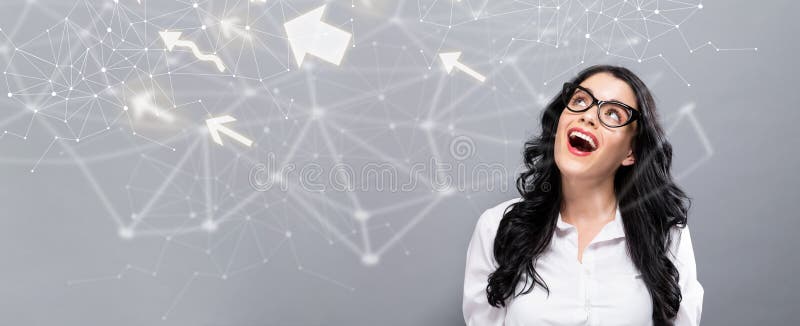 Pfeile mit glücklicher junger Geschäftsfrau lizenzfreies stockfoto Pfeile mit glücklicher junger Geschäftsfrau lizenzfreies stockfoto