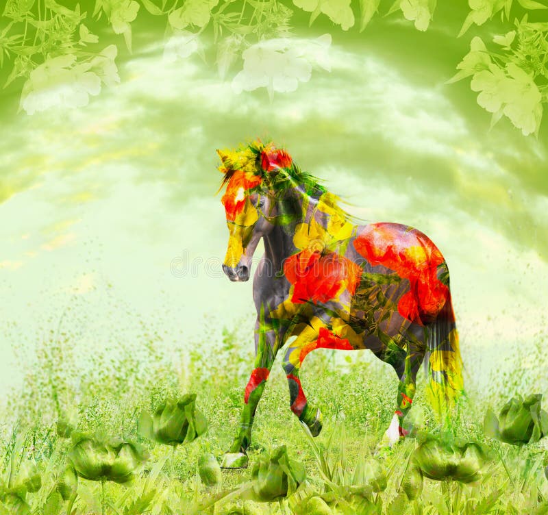 Pferd, das mit den roten Blumen laufen auf grünem Blumenhintergrund, Doppelbelichtung kombiniert
