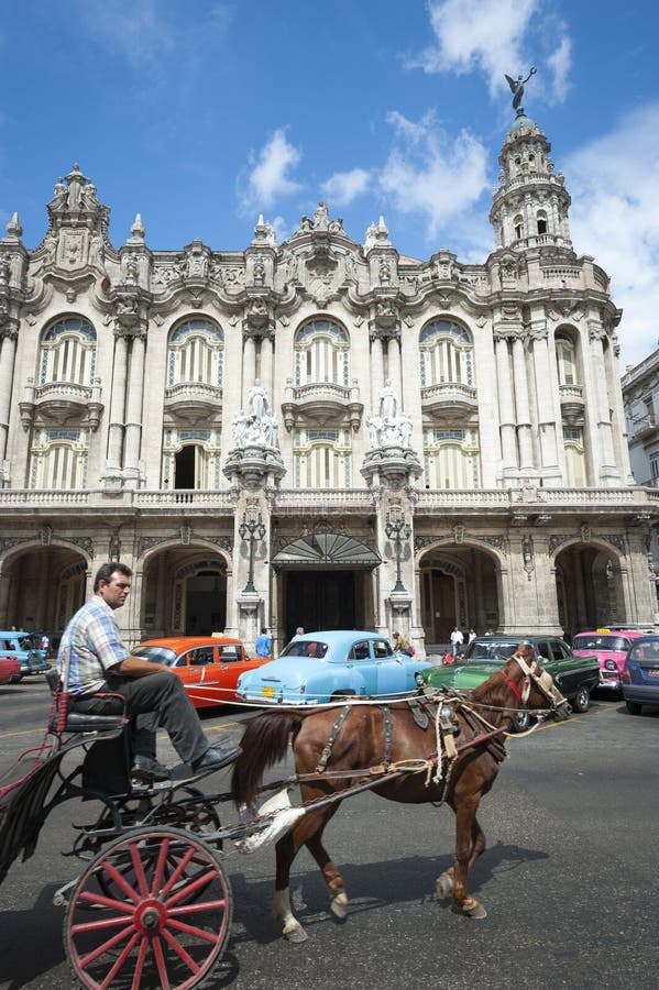 Pferd und Buggy mit Weinlese-amerikanischen Autos Havana Cuba