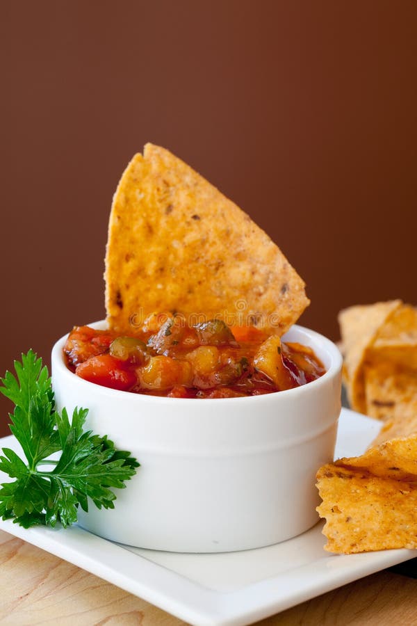 Pfirsich-Mangofrucht Salsa-und Chipotle Chips Stockbild - Bild von koch ...