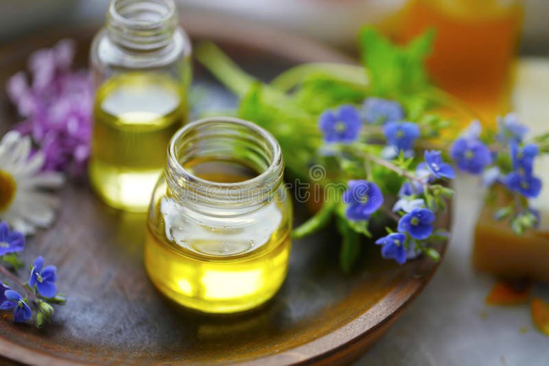 Pflanzenöle, alternative Kräutermedizin, Ölflaschen