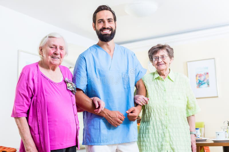 Pflegekraft mit älteren Frauen im Pflegeheim