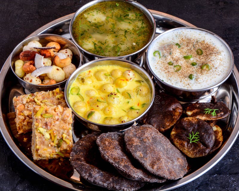 Phalihari Thali som ?tas under att fasta i Indien arkivbilder Phalihari Thali som ?tas under att fasta i Indien arkivbilder