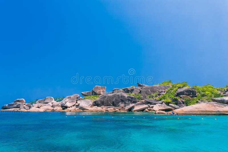 Phang ngathailand 17032019 vacker vy med blå himmel och moln på liknande ö under högsäsong