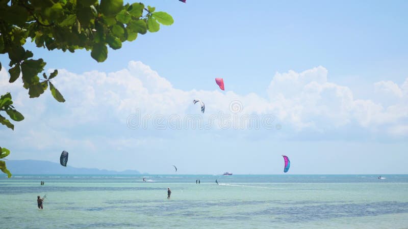 PHANGAN, TAILANDIA - marzo 31,2017: La gente está practicando surf con las cometas Deportes al aire libre activos