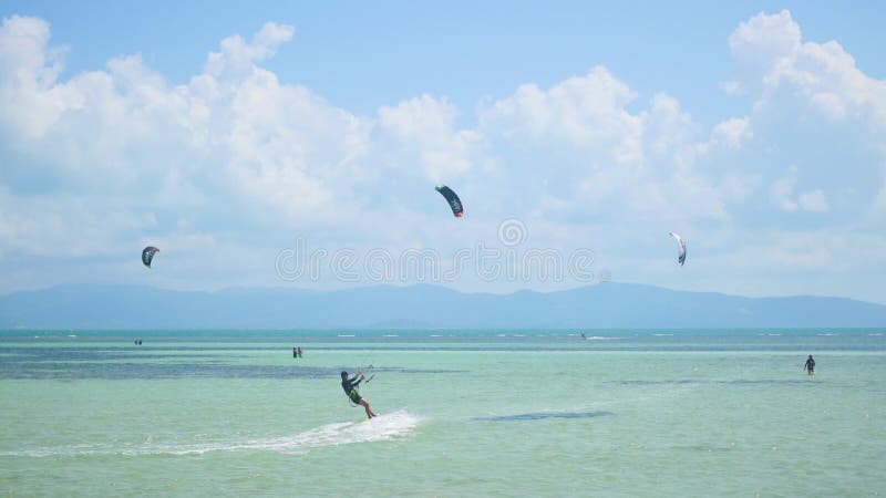 PHANGAN, TAILANDIA - marzo 31,2017: La gente está practicando surf con las cometas Deportes al aire libre activos