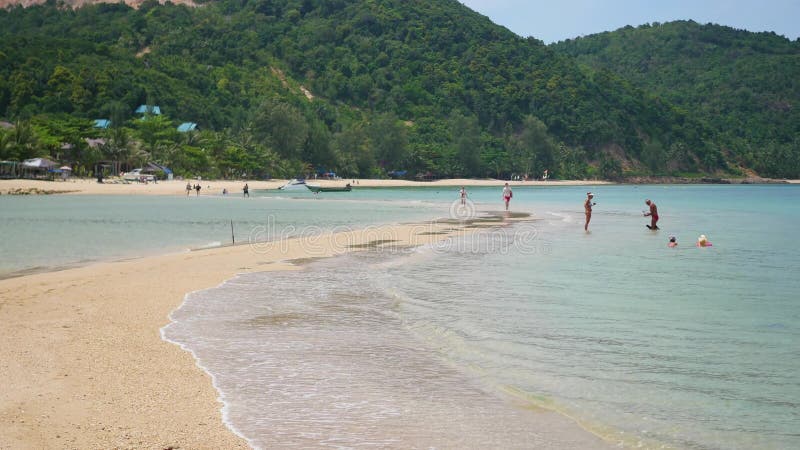 PHANGAN, TAILANDIA - marzo 31,2017: la gente se relaja, nada, toma el sol en la playa Isla tropical