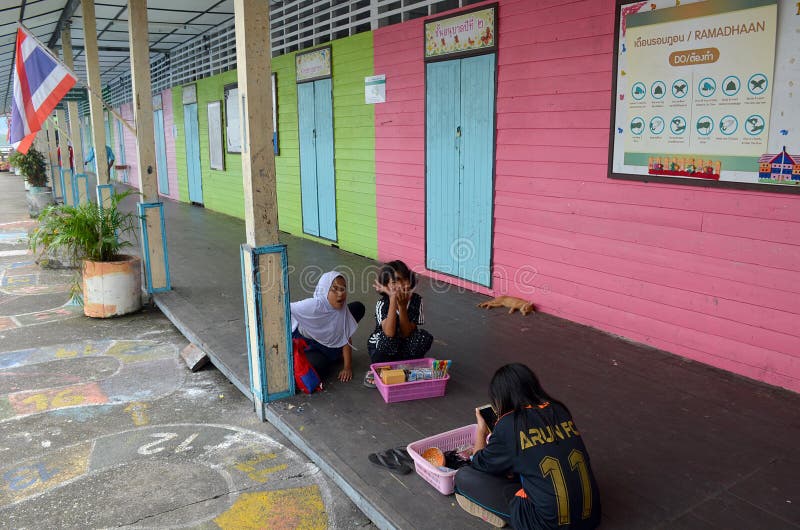 Phangnga, Thailand - 2. Dezember 2017: Lokale Kinder sitzen und spielen in der Schule im Fischerdorf von Koh Panyee stockbilder Phangnga, Thailand - 2. Dezember 2017: Lokale Kinder sitzen und spielen in der Schule im Fischerdorf von Koh Panyee stockbilder