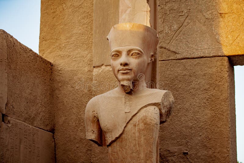 Pharaostatue innerhalb des alten Tempels von Karnak in Luxor Ägypten lizenzfreie stockfotos Pharaostatue innerhalb des alten Tempels von Karnak in Luxor Ägypten lizenzfreie stockfotos