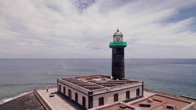 Phare au bord de Fuerteventura capturé par drone banque de vidéos