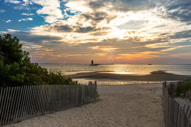 Phare d'extrême oriental de brise-lames du Delaware au coucher du soleil image libre de droits Phare d'extrême oriental de brise-lames du Delaware au coucher du soleil image libre de droits