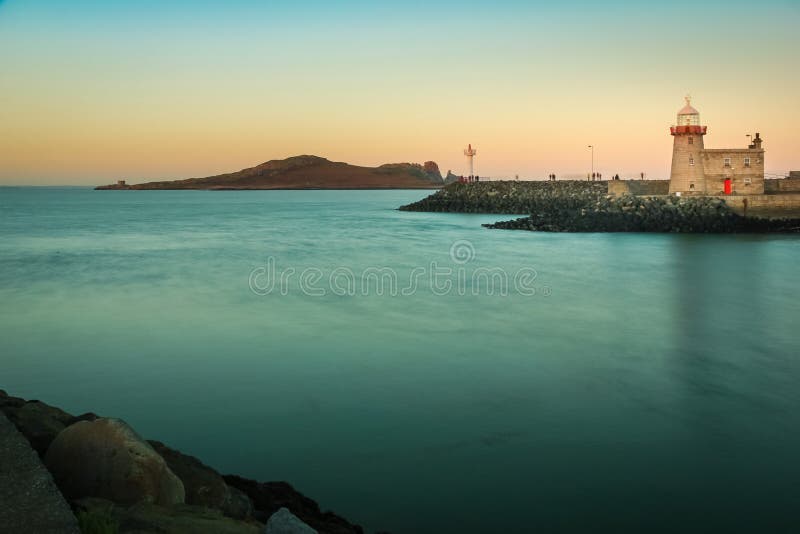 Phare de port au coucher du soleil Howth dublin l'irlande image libre de droits Phare de port au coucher du soleil Howth dublin l'irlande image libre de droits