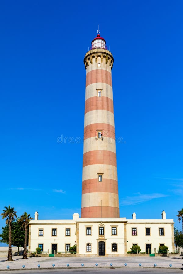 Phare du Praia DA Barra au cours de la journ?e, avec un ciel bleu clair Vue du phare de la plage de Barra (Praia DA Barra) dedans photos libres de droits Phare du Praia DA Barra au cours de la journ?e, avec un ciel bleu clair Vue du phare de la plage de Barra (Praia DA Barra) dedans photos libres de droits