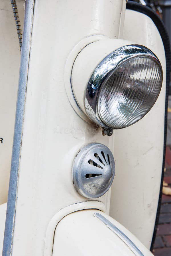 Phare Sur Le Vieux Tracteur Allemand Image stock - Image du