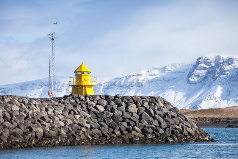 Phare Jaune Sur Un Paysage Côtier De Plaine Sous Un Ciel Bleu