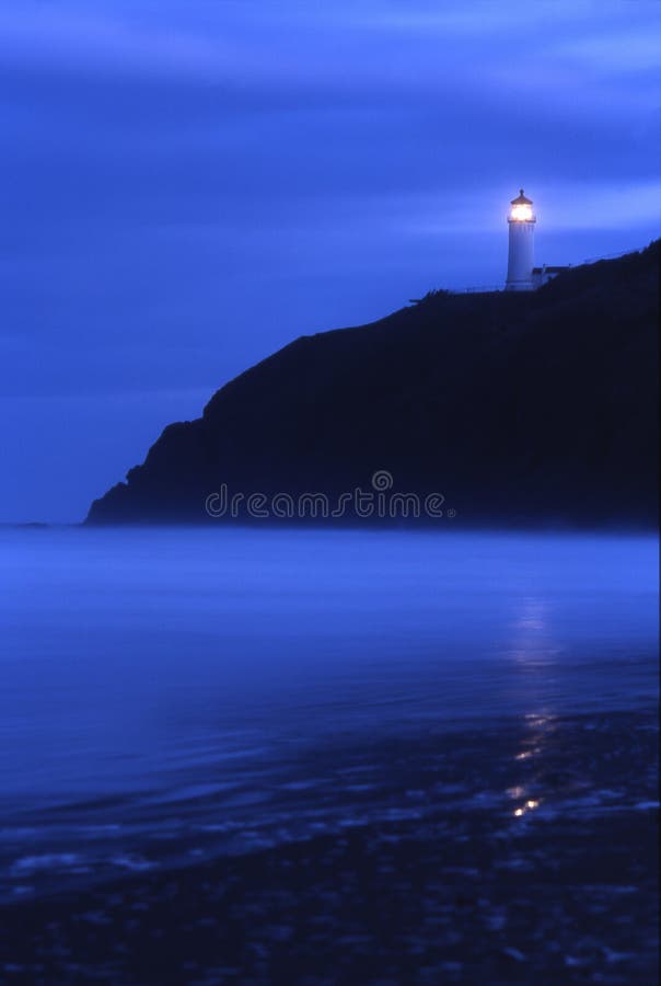 Phare principal du nord au crépuscule images stock Phare principal du nord au crépuscule images stock