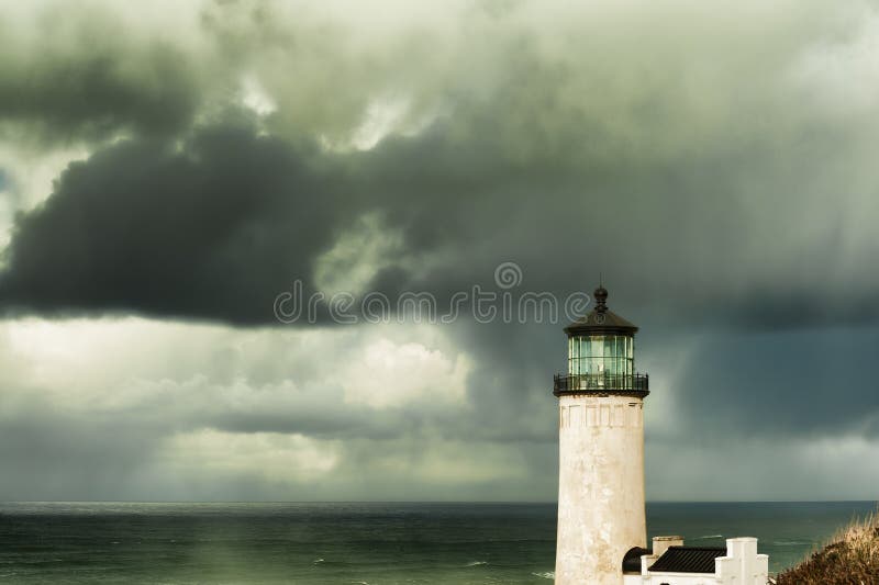 Phare principal du nord sous les cieux orageux image stock Phare principal du nord sous les cieux orageux image stock