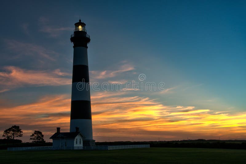 Phare à l'aube… image stock Phare à l'aube… image stock