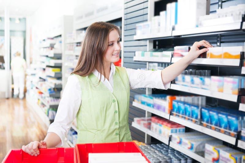 Pharmacien féminin à la pharmacie photographie stock Pharmacien féminin à la pharmacie photographie stock