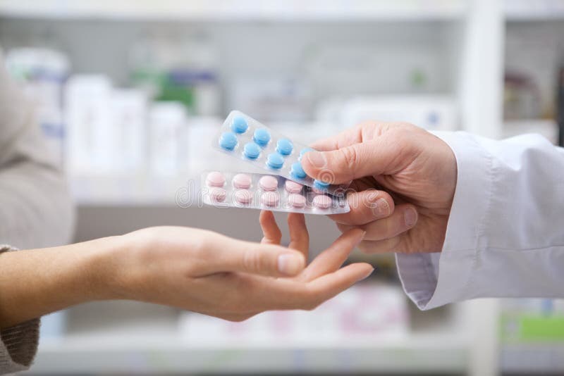 Pharmacien mûr aidant son client féminin photo libre de droits Pharmacien mûr aidant son client féminin photo libre de droits
