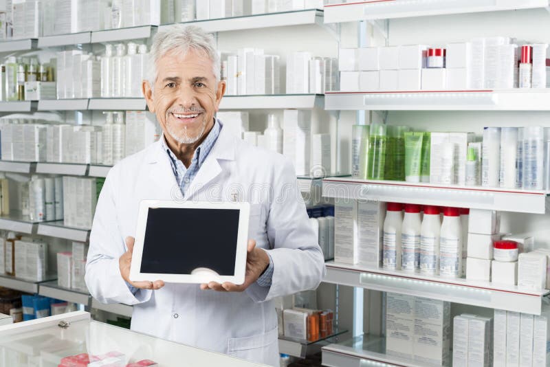 Pharmacien supérieur Holding Digital Tablet avec l'écran vide photos stock Pharmacien supérieur Holding Digital Tablet avec l'écran vide photos stock