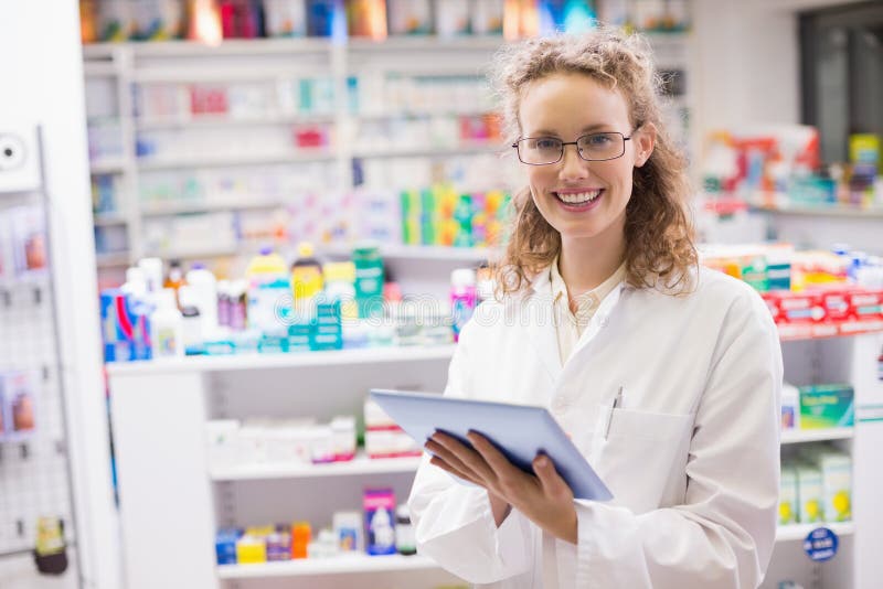 Pharmacien à l'aide du PC de comprimé photographie stock Pharmacien à l'aide du PC de comprimé photographie stock