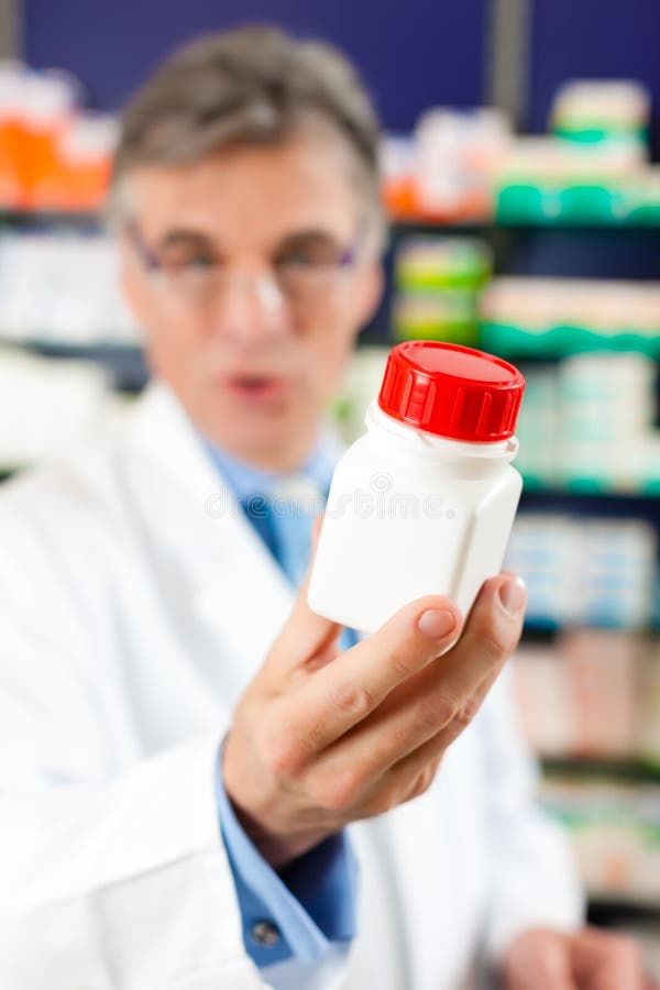 Pharmacist in pharmacy with medicament royalty free stock photography Pharmacist in pharmacy with medicament royalty free stock photography
