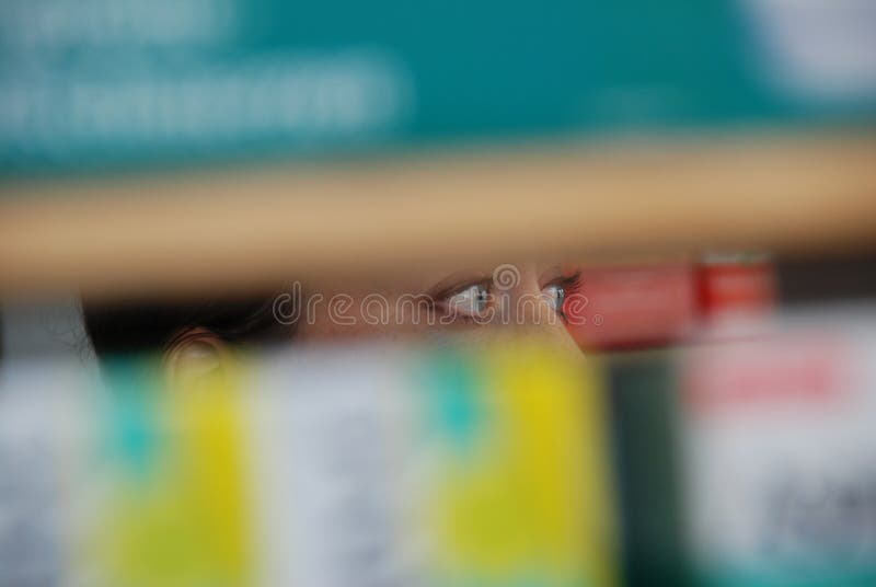 pharmacistkvinnabarn royaltyfri bild pharmacistkvinnabarn royaltyfri bild