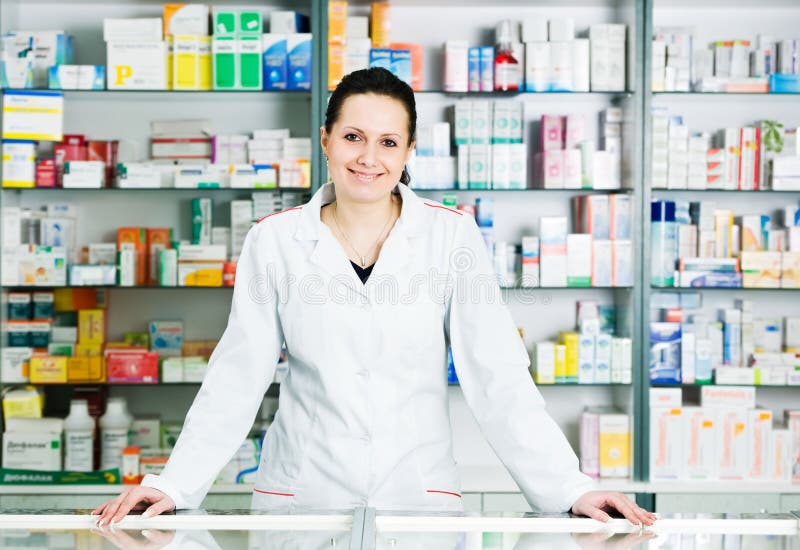 Glücklich, fröhlich, Apotheker, Chemiker Frau in der Apotheke, Apotheke.