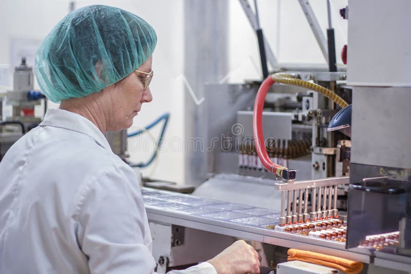 Pharmazeutische Fertigungsstraße-Arbeitskraft bei der Arbeit lizenzfreie stockfotos Pharmazeutische Fertigungsstraße-Arbeitskraft bei der Arbeit lizenzfreie stockfotos