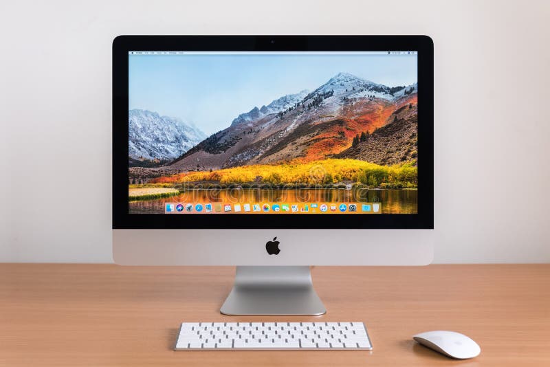 PHATTHALUNG, THAILAND - MAART 24, 2018: iMac computer, toetsenbord, magische muis op houten lijst royalty-vrije stock afbeelding PHATTHALUNG, THAILAND - MAART 24, 2018: iMac computer, toetsenbord, magische muis op houten lijst royalty-vrije stock afbeelding