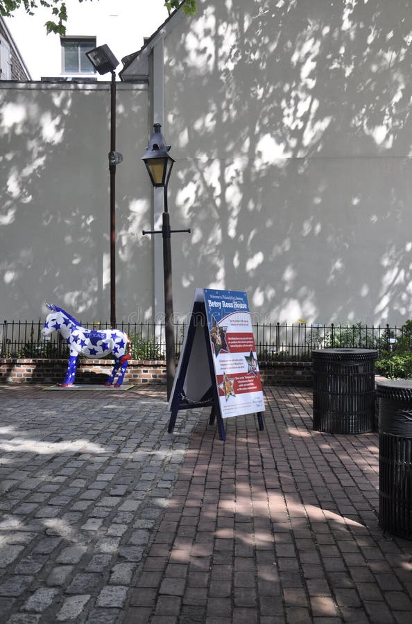 Philadelphfia, o 4 de agosto: Betsy Ross Courtyard House de Philadelphfia em Pensilvânia imagem de stock royalty free Philadelphfia, o 4 de agosto: Betsy Ross Courtyard House de Philadelphfia em Pensilvânia imagem de stock royalty free