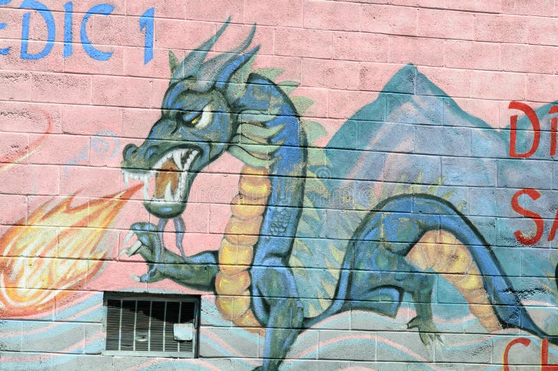 PHILADELPHFIA, PA - 14 DE MAIO: Ateie fogo à pintura mural de respiração da arte finala do graffti do dragão na seção do bairro c foto de stock