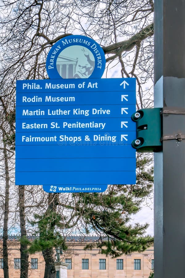 Philadelphfia, Pensilvânia, EUA - em dezembro de 2018 - sinal do distrito do museu da via pública larga e urbanizada foto de stock Philadelphfia, Pensilvânia, EUA - em dezembro de 2018 - sinal do distrito do museu da via pública larga e urbanizada foto de stock