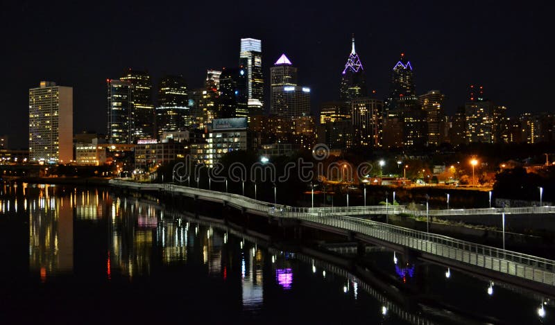 Philadelphia céntrica en la noche foto de archivo libre de regalías Philadelphia céntrica en la noche foto de archivo libre de regalías