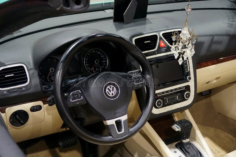 Um Carro De Corrida Volkswagen Ou VW Em Um Show De Carros Decorado