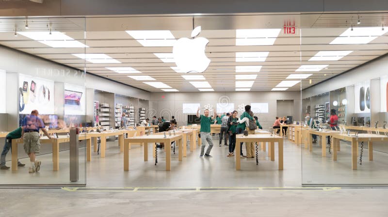 Apple Store in Miami Downtown - MIAMI, UNITED STATES - FEBRUARY 20, 2022 –  Stock Editorial Photo © 4kclips #551971646