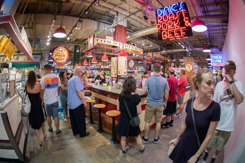 PHILADELPHIA USA - JUNI 19, 2016 - folk som köper och äter på stadsmarknaden royaltyfri fotografi PHILADELPHIA USA - JUNI 19, 2016 - folk som köper och äter på stadsmarknaden royaltyfri fotografi