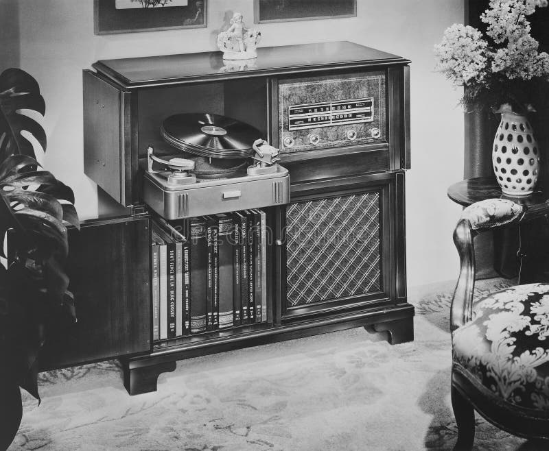 Philco transmettent par radio le phonographe avec la radio d'AM et de FM et la plaque tournante, 1951 (toutes les personnes repré